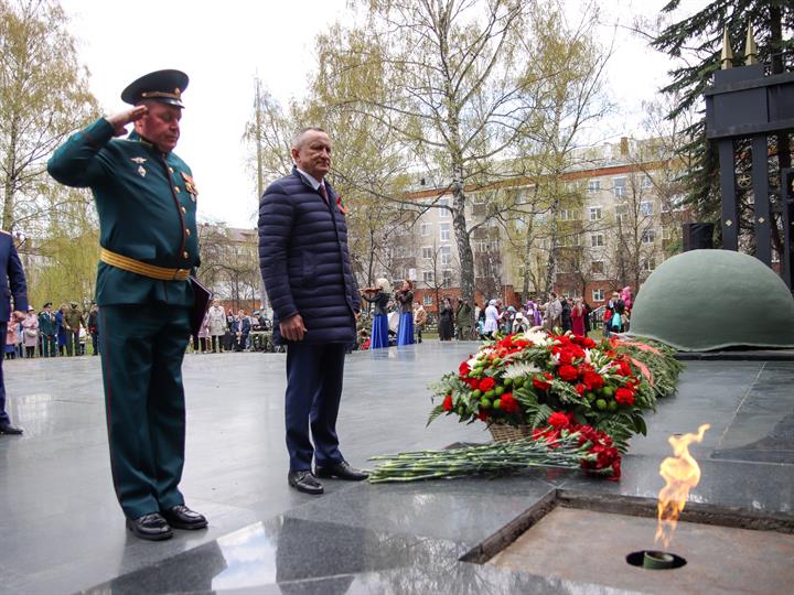 РЕКТОР КГЭУ ВОЗЛОЖИЛ ЦВЕТЫ К МЕМОРИАЛУ ВОВ В ПАРКЕ УРИЦКОГО