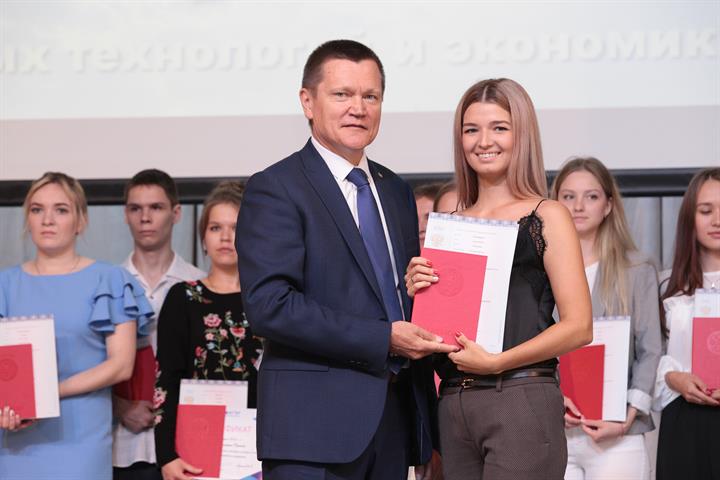 ВРУЧЕНИЕ ДИПЛОМОВ ВЫПУСКНИКАМ 2019 ГОДА